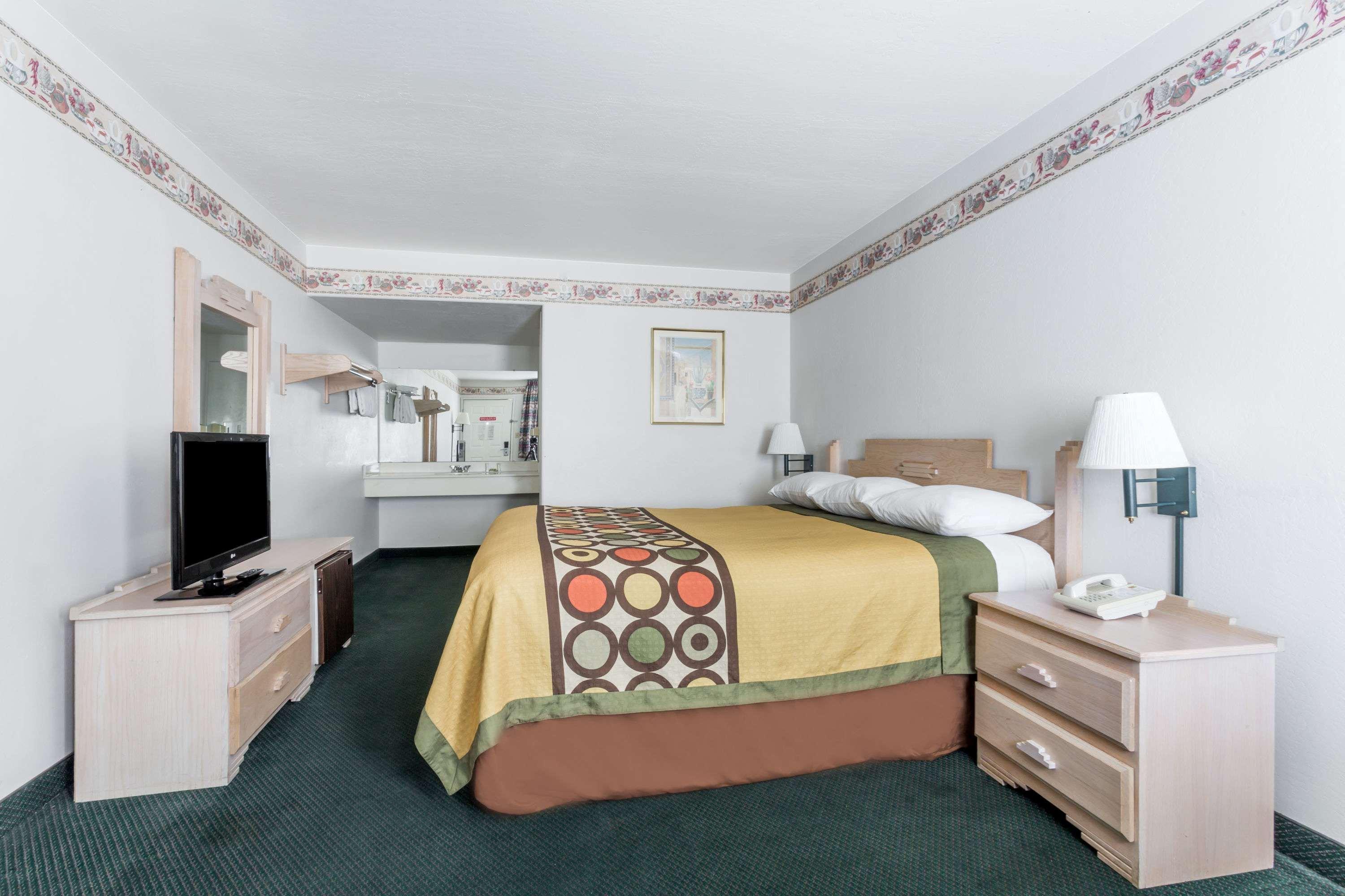 Super 8 By Wyndham Cottonwood Hotel Exterior photo