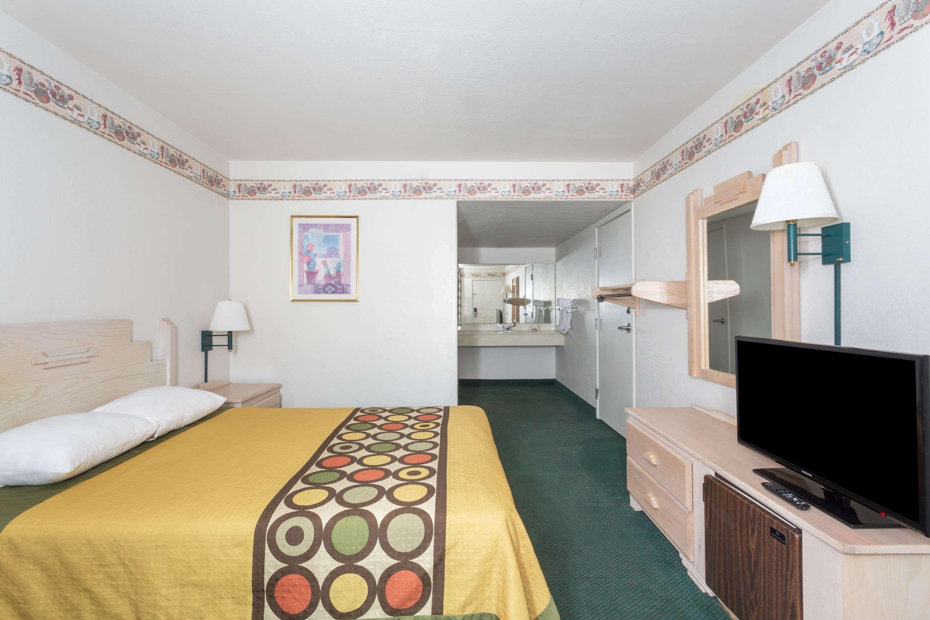 Super 8 By Wyndham Cottonwood Hotel Exterior photo